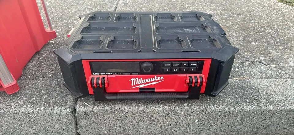 Milwaukee m18 pack out job site radio wblue tooth.