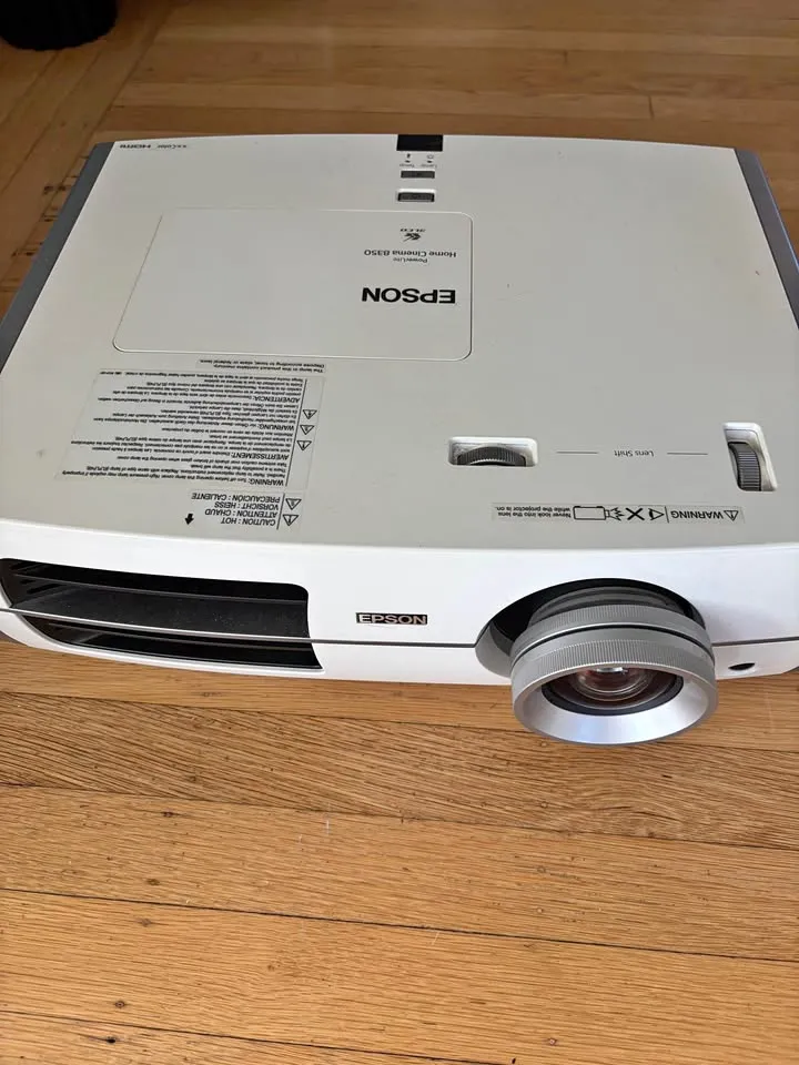 Epson Home Cinema 8350 1080p Projector 2 Extra Bulbs