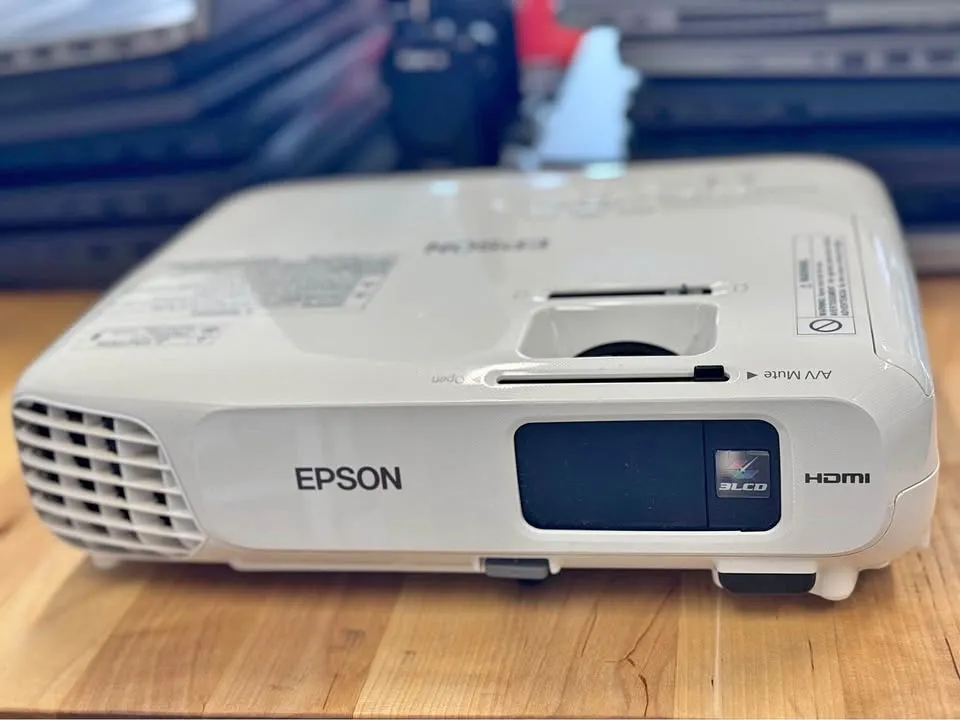 EPSON Projector model EX3220 comes with HDMI and power cable no remote. Fully tested
