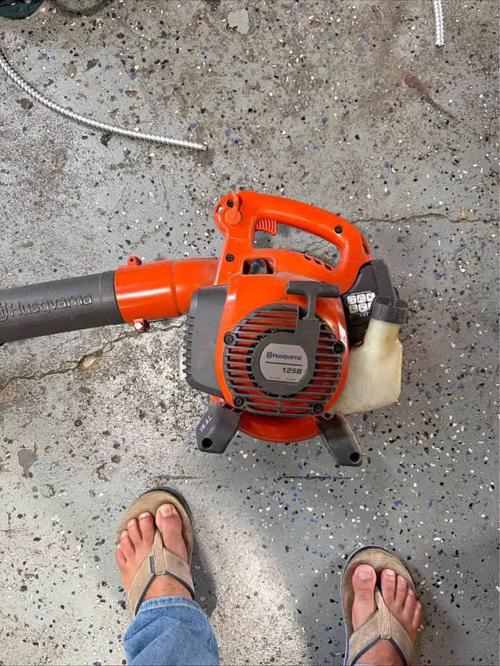 Husqvarna 125b leaf blower