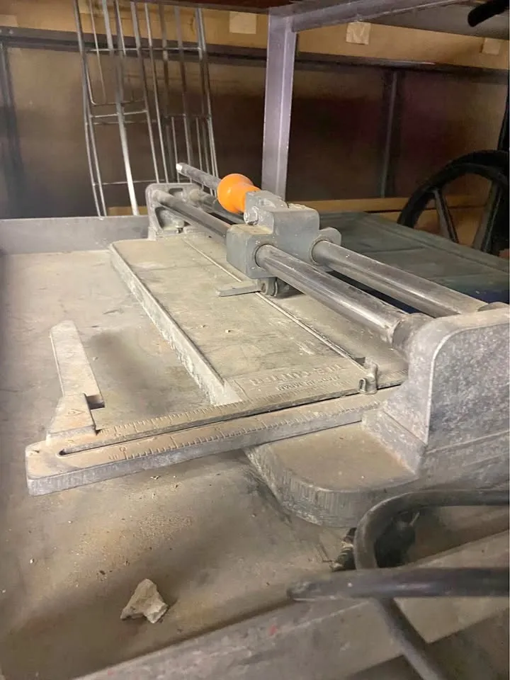 Hand operated tile cutter